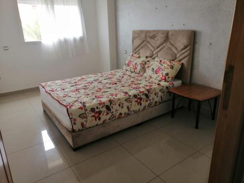 a bed in a room with a table and a bed sidx sidx sidx at Les terrasses 2 in Mansouria