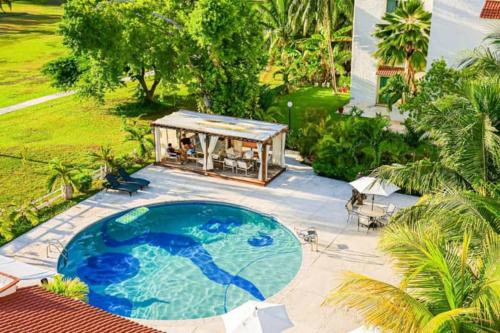 an overhead view of a swimming pool with a gazebo at Cozy Apartment in Cancun in Cancún