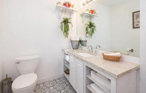 A bathroom at SHAY MEADOWS RANCH & RESORT #2500