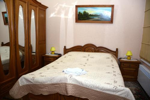 um quarto com uma cama com uma cómoda e um espelho em Bazar Apartment em Chisinau