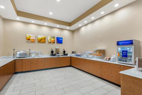Comfort Suites Greensboro-High Point في جرينسبورو: مطعم وجبات سريعة مع طاولة للطعام