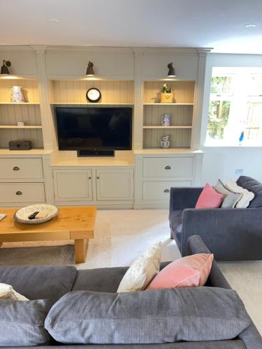a living room with two couches and a flat screen tv at Beautiful flat in Harrogate, 2 kingsize beds in Harrogate
