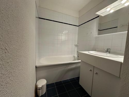 une salle de bain avec un lavabo, une baignoire et des toilettes dans l'établissement Appartement Morillon 1100 - 4 à 6 pers, au pied des pistes, balcon sud - FR-1-642-102, à Morillon