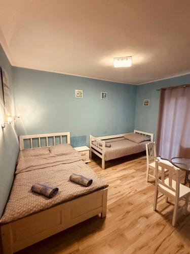 Un pat sau paturi într-o cameră la Trzy Kotwice Noclegi Jastrzębia Góra jedna minuta do morza i centrum