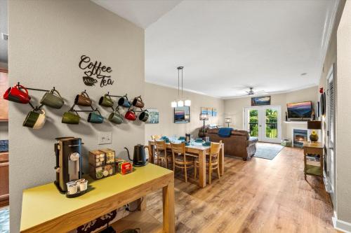 Kuchyň nebo kuchyňský kout v ubytování Smoky View Haven- Indoor Pool, Playground, Walking Trail, Hot Tub