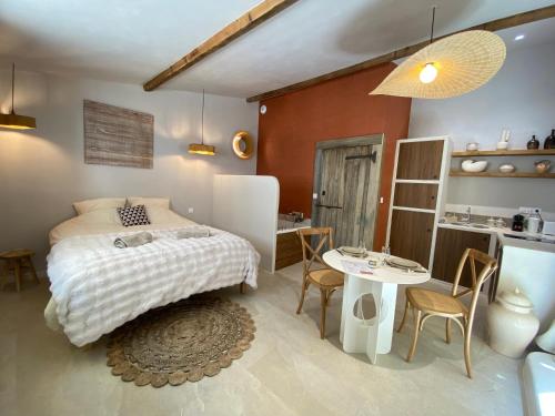 Ένα ή περισσότερα κρεβάτια σε δωμάτιο στο CRAFT HOME - Studio - BALNEO - PARKING privé