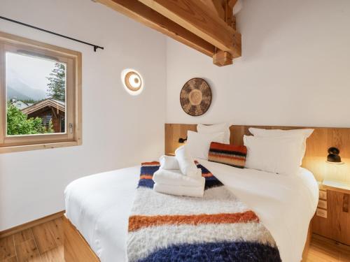 une chambre avec un lit et une fenêtre dans l'établissement Grand appartement avec terrasse et parking à Serre Chevalier - FR-1-808-11, au Monêtier-les-Bains