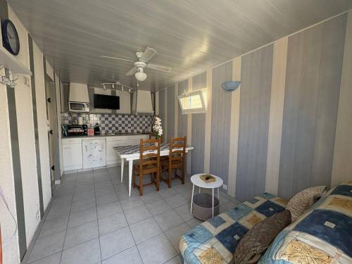 Cette petite chambre comprend une cuisine et une table à manger. dans l'établissement Ombre et Vague, à Mimizan-Plage