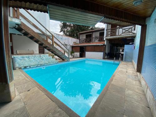 a swimming pool in the middle of a house at Pousada Recanto das Tartarugas - Nova Direção in Arraial do Cabo