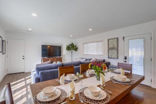 Beautiful Remodel 3 Bedroom 2 bathroom Home with Pool & Jacuzziにあるテレビまたはエンターテインメントセンター