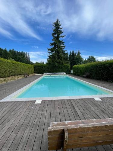 une grande piscine sur une terrasse en bois dans l'établissement Mon refuge face au Mont Blanc, à Saint-Gervais-les-Bains