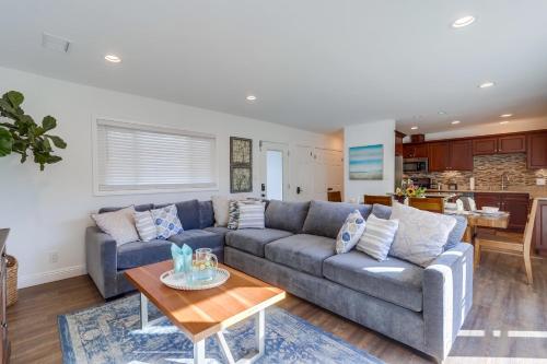 フラートンにあるBeautiful Remodel 3 Bedroom 2 bathroom Home with Pool & Jacuzziのソファとテーブルのあるリビングルーム