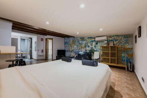 a bedroom with a large white bed in a room at Casa en Barcelona in Barcelona