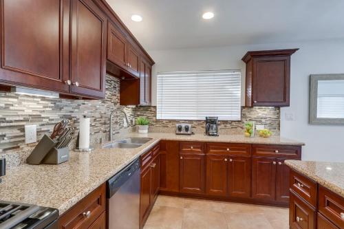 Beautiful Remodel 3 Bedroom 2 bathroom Home with Pool & Jacuzziにあるキッチンまたは簡易キッチン