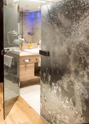 Alpbacherhof Mountain & Spa Resortにあるバスルーム