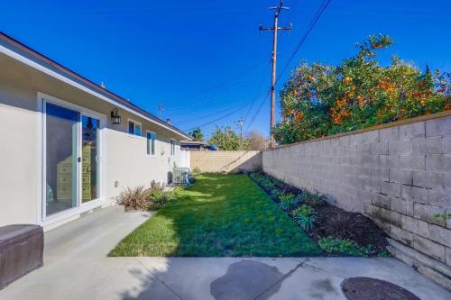 Beautiful Remodel 3 Bedroom 2 bathroom Home with Pool & Jacuzziにある庭