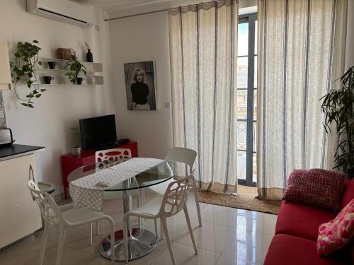 Simons Apartments minutes away from Balluta Bay and St Juliansにあるシーティングエリア