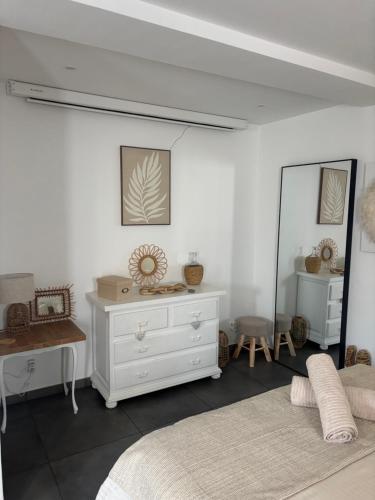 Ένα ή περισσότερα κρεβάτια σε δωμάτιο στο Grand studio Cinema Plage et vieil Antibes à 600m