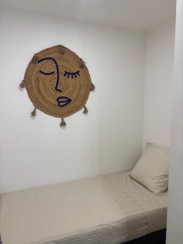 Ένα ή περισσότερα κρεβάτια σε δωμάτιο στο Grand studio Cinema Plage et vieil Antibes à 600m