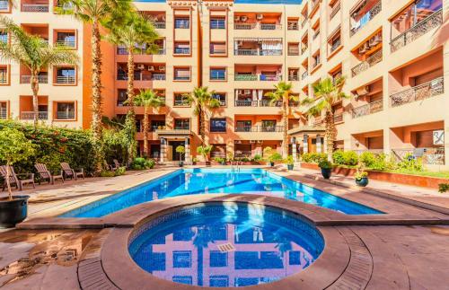 une piscine devant un immeuble dans l'établissement Top localisation, neuf, Piscine et une vue balcon, à Marrakech