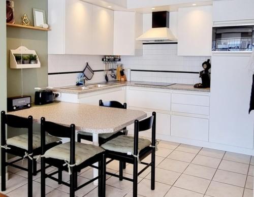 Kuchyň nebo kuchyňský kout v ubytování Ruim 4-persoonsappartement