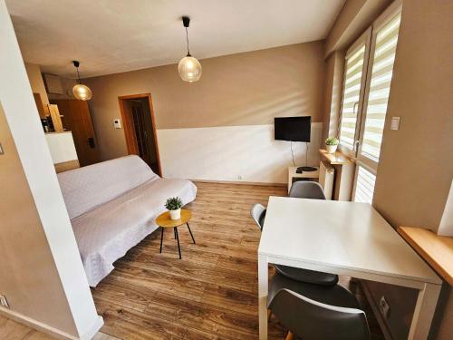 ein kleines Zimmer mit einem Bett und einem Schreibtisch. in der Unterkunft Green Kabaty Apartment 5 in Warschau