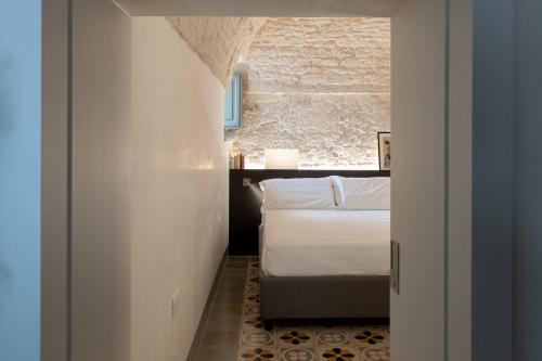a bedroom with a bed in a room at La chiave antica in Alberobello