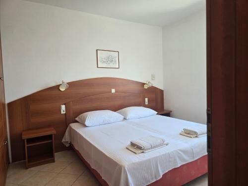 Un dormitorio con una cama con dos toallas encima. en Apartment Zen - Novalja, en Novalja