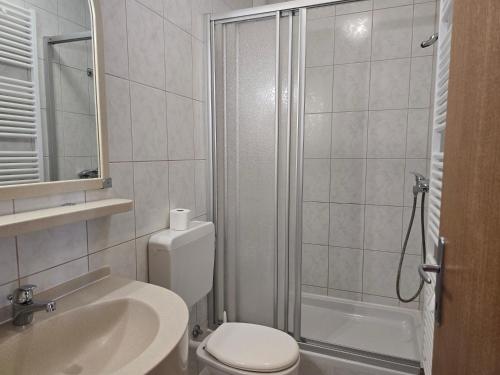 Un baño con ducha, inodoro y lavabo. en Apartment Zen - Novalja, en Novalja