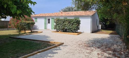 Jolie maison, 500 m de la plage, grand jardin