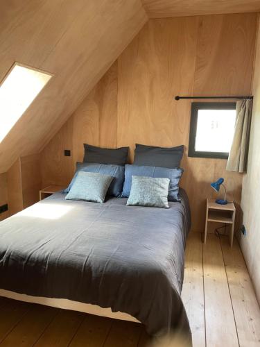 カマレ・シュル・メールにあるWooden architect-designed houseのベッドルーム1室(屋根裏部屋に大型ベッド1台付)