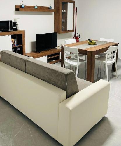 Una televisión o centro de entretenimiento en Soverato Apartments