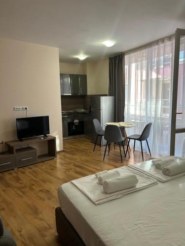 una stanza d'albergo con un letto, un tavolo e delle sedie di Судио Диксан a Pomorie