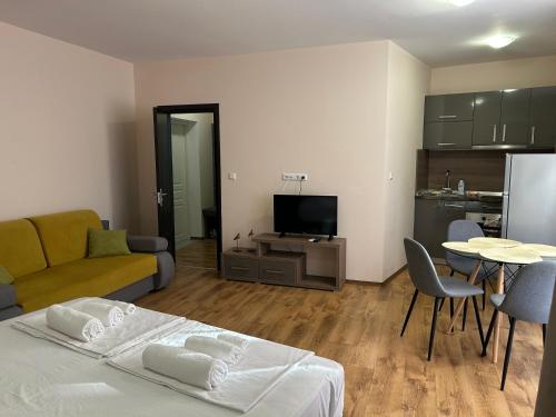 un soggiorno con letto e tavolo e una cucina di Судио Диксан a Pomorie