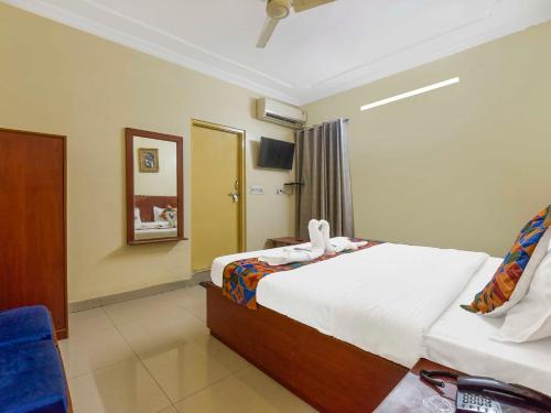 TV a/nebo společenská místnost v ubytování Hotel O Utsav