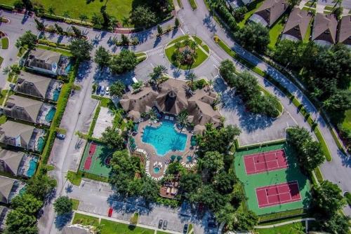 キシミーにあるMagical Home with private pool and close to parksのプール付きの家の航空写真