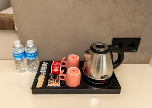 Příslušenství pro přípravu čaje a kávy v ubytování Hilltown Airport Hotel