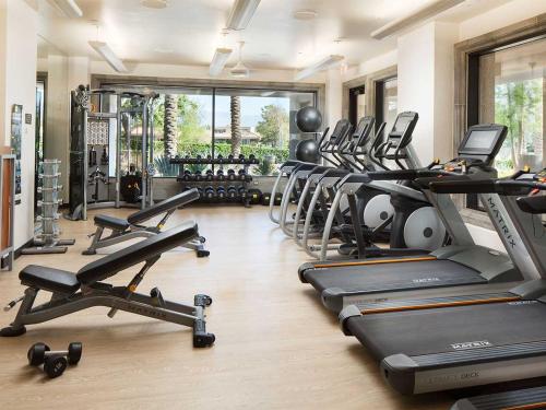 Fitness centrum a/nebo fitness zařízení v ubytování The Westin Mission Hills 1BR Apartment with Resort Access