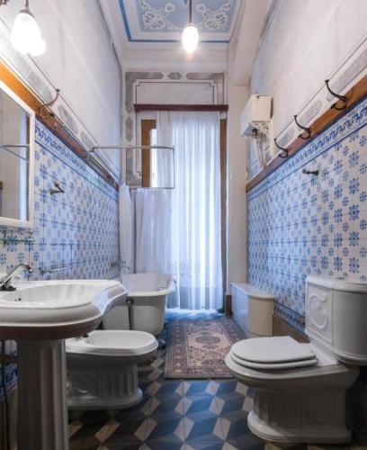 a bathroom with two toilets and a sink and a tub at Outeiro-Quinta de São Francisco in Viana do Castelo
