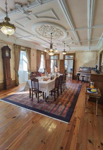 a large dining room with a table and chairs at Outeiro-Quinta de São Francisco in Viana do Castelo