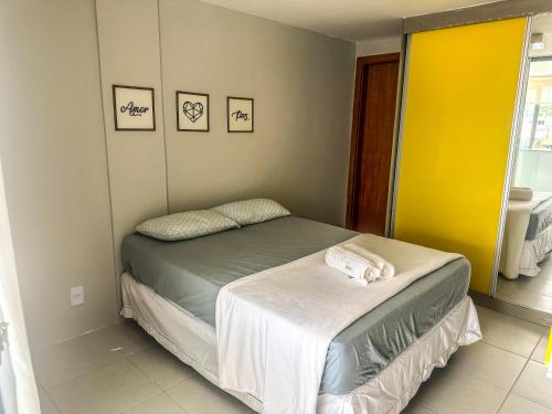 Letto o letti in una camera di Cobertura duplex luxuosa na Praia de Guarajuba, seu Pet é bem vindo