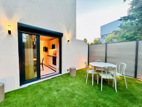 Κήπος έξω από το Luxury Suite - Intimate Garden, BBQ & Private Parking