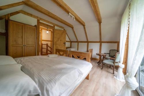 a bedroom with a bed and a table and chairs at Domek nr 48 w Kaszubskiej Wenecji Na Gwizdówce w Załakowie przy lesie, jeziorze in Załakowo