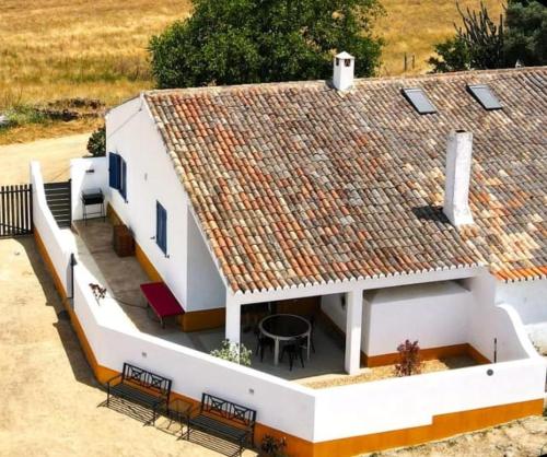 an aerial view of a house with a roof at Pátio do Forno in Mértola