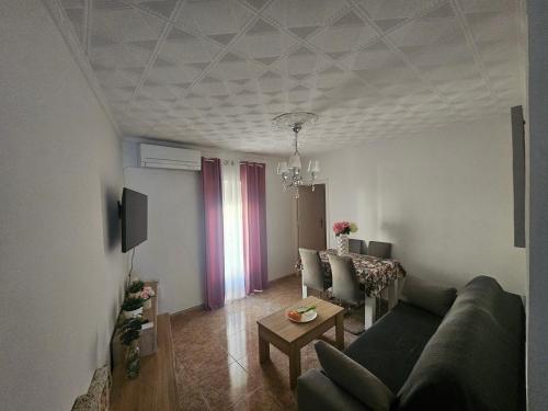 salon z kanapą i stołem w obiekcie La encantá w mieście Almodóvar del Río