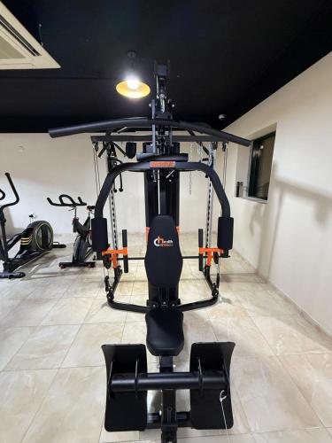 a gym with a exercise bike in a room at فندق الخلفاء الماسي الفندقية in Makkah