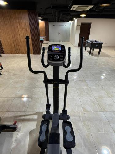 a camera on a tripod in a room at فندق الخلفاء الماسي الفندقية in Makkah