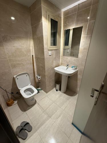 a bathroom with a toilet and a sink at فندق الخلفاء الماسي الفندقية in Makkah