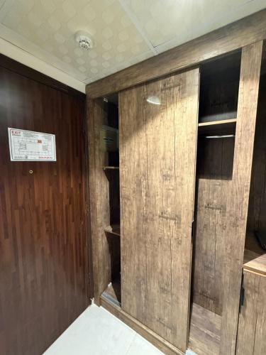 an empty room with wooden walls and wooden doors at فندق الخلفاء الماسي الفندقية in Makkah