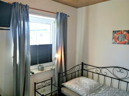 Ένα ή περισσότερα κρεβάτια σε δωμάτιο στο Uns lütte Hus
